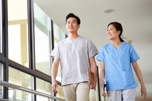 女性職員と男性職員の写真