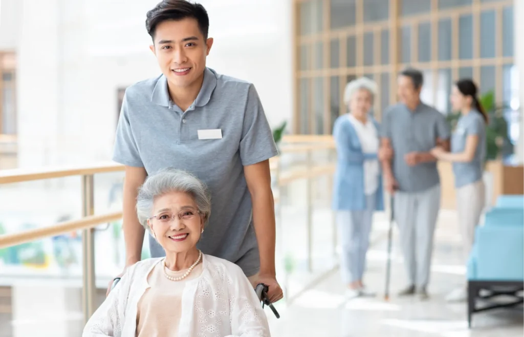 外国人が介護をしている様子