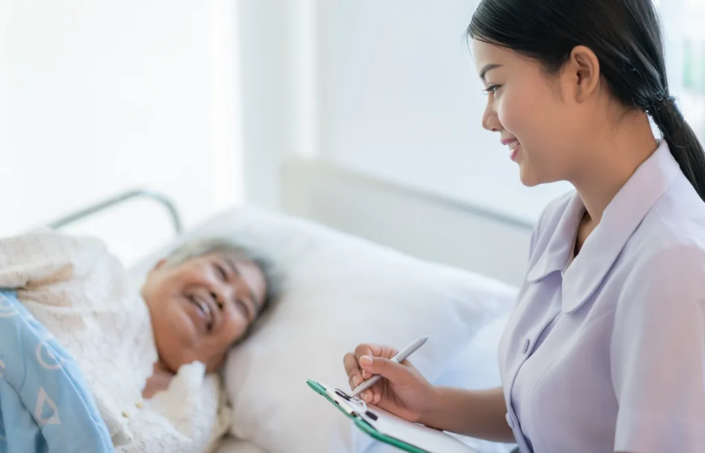 外国人が介護をしている様子