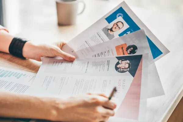 プロフィールを見ている様子