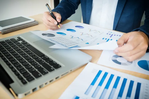 書類をチェックしている様子