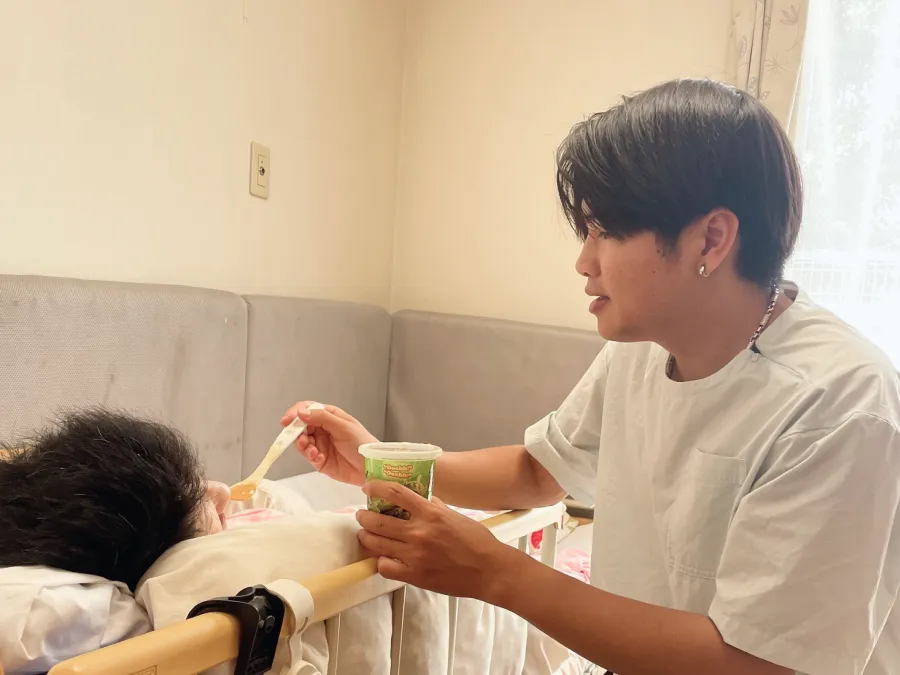 スタッフが介護している様子